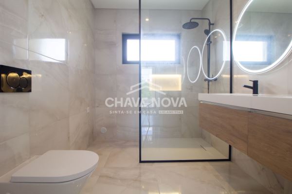 Moradia V4 nova em zona residencial de Quarteira.