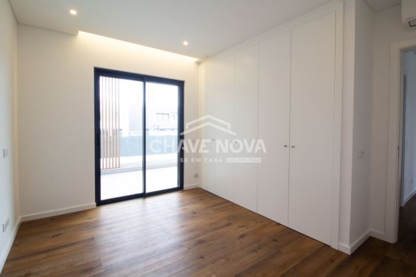 Moradia V4 nova em zona residencial de Quarteira.