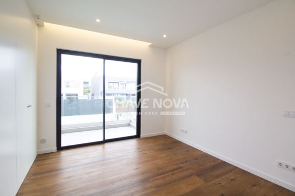 Moradia V4 nova em zona residencial de Quarteira.