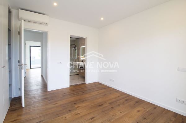 Moradia V4 nova em zona residencial de Quarteira.