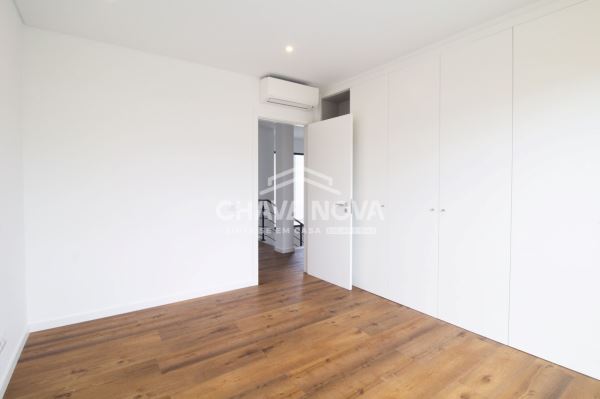 Moradia V4 nova em zona residencial de Quarteira.