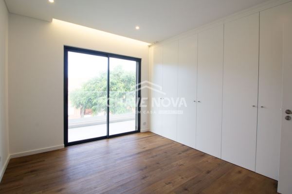 Moradia V4 nova em zona residencial de Quarteira.
