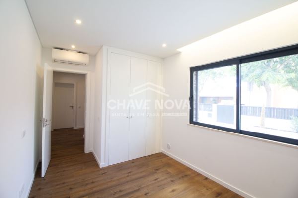 Moradia V4 nova em zona residencial de Quarteira.