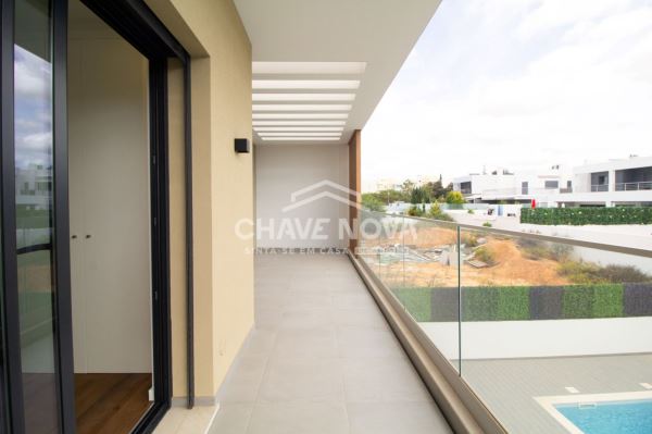 Moradia V4 nova em zona residencial de Quarteira.