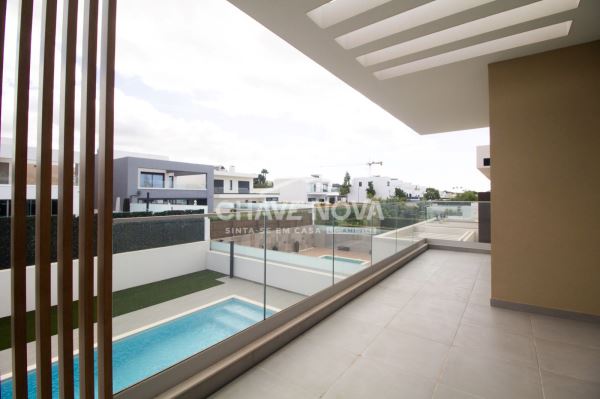 Moradia V4 nova em zona residencial de Quarteira.