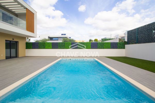 Moradia V4 nova em zona residencial de Quarteira.