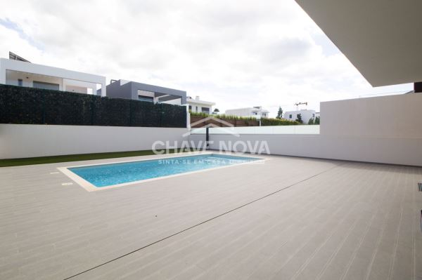 Moradia V4 nova em zona residencial de Quarteira.