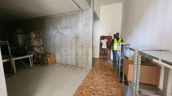 Armazém localizado no Complexo Empresarial do Barroco  Leça do Balio - Porto
