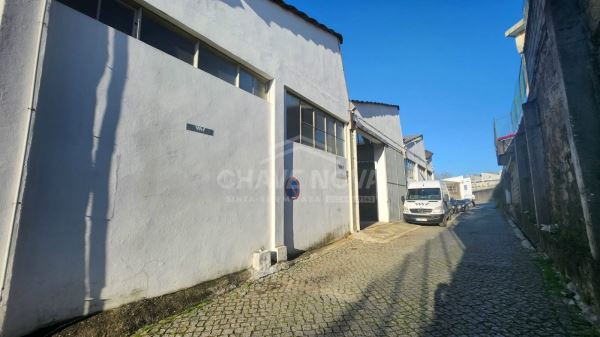 Armazém localizado no Complexo Empresarial do Barroco  Leça do Balio - Porto