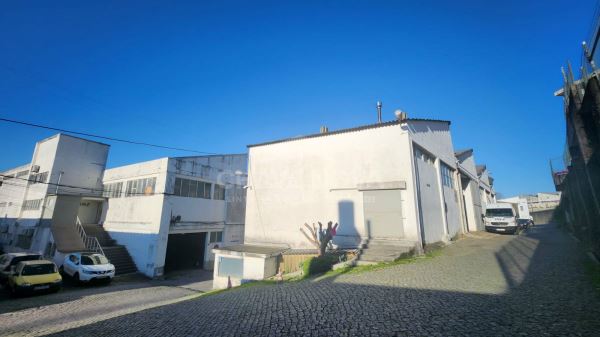 Armazém localizado no Complexo Empresarial do Barroco  Leça do Balio - Porto