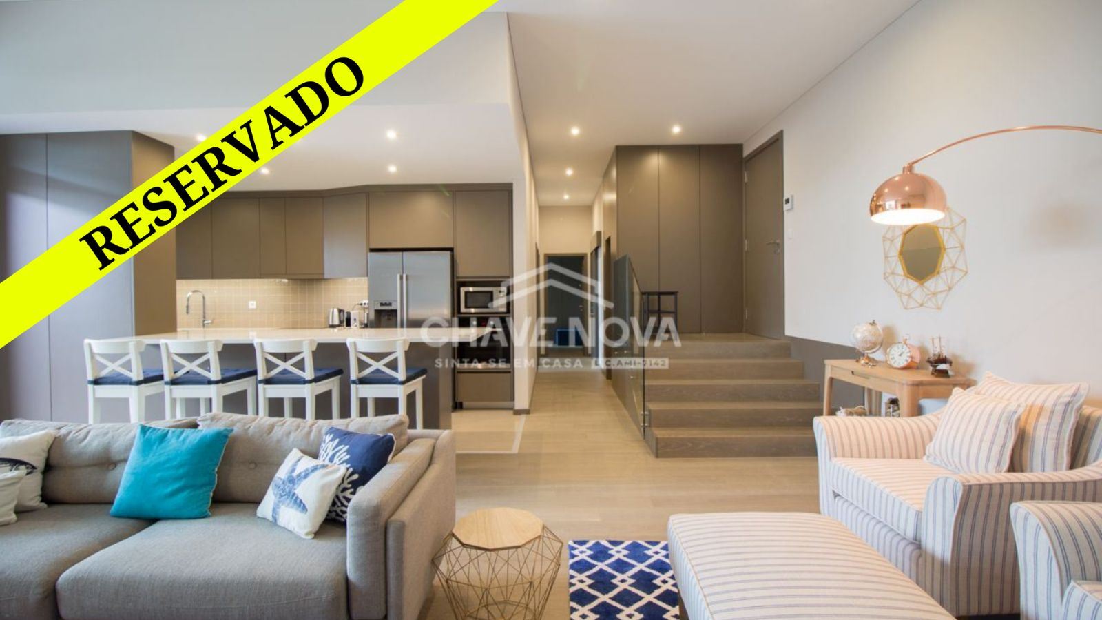 Apartamento T3 na primeira linha do mar em Canidelo,