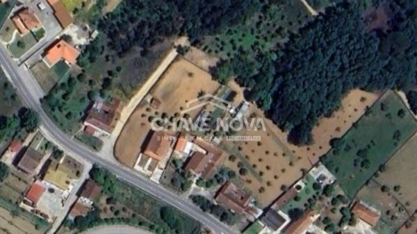 Vende-se terreno localizado em Arrifana,  junto à Estrada Nacional 2