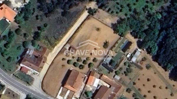Vende-se terreno localizado em Arrifana,  junto à Estrada Nacional 2