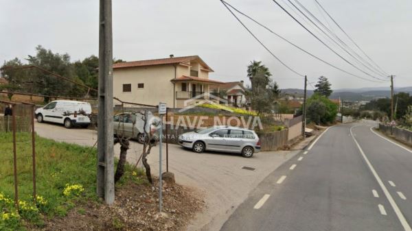 Vende-se terreno localizado em Arrifana,  junto à Estrada Nacional 2