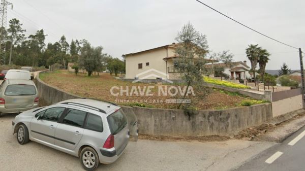 Vende-se terreno localizado em Arrifana,  junto à Estrada Nacional 2