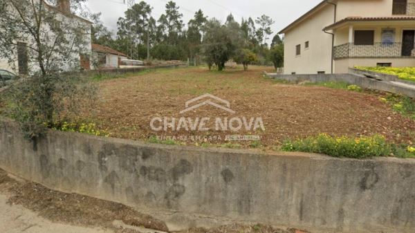 Vende-se terreno localizado em Arrifana,  junto à Estrada Nacional 2