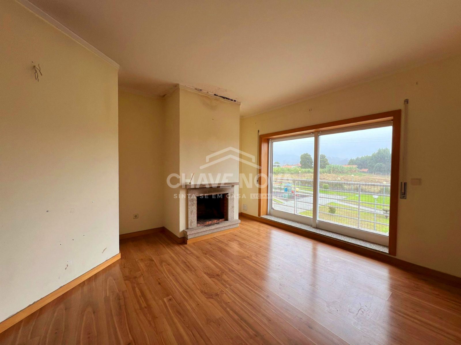Apartamento T2 c/ Lugar de Garagem em Canelas (Edifício Prestige)