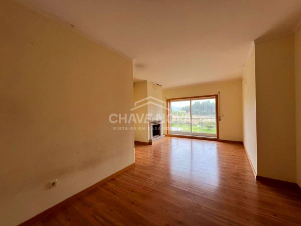 Apartamento T2 c/ Lugar de Garagem em Canelas (Edifício Prestige)