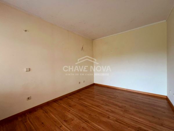 Apartamento T2 c/ Lugar de Garagem em Canelas (Edifício Prestige)