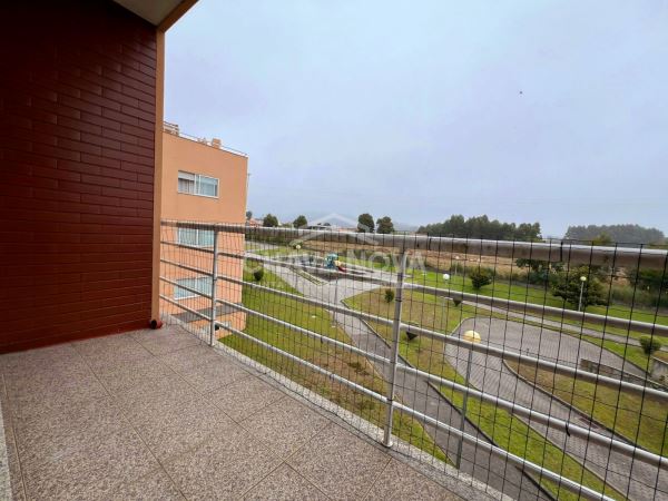 Apartamento T2 c/ Lugar de Garagem em Canelas (Edifício Prestige)