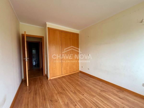 Apartamento T2 c/ Lugar de Garagem em Canelas (Edifício Prestige)