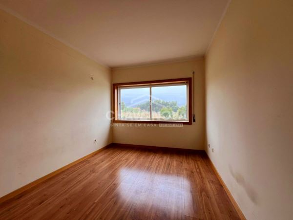 Apartamento T2 c/ Lugar de Garagem em Canelas (Edifício Prestige)