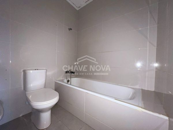 Apartamento T2 c/ Lugar de Garagem em Canelas (Edifício Prestige)