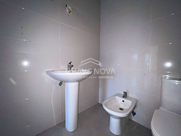 Apartamento T2 c/ Lugar de Garagem em Canelas (Edifício Prestige)