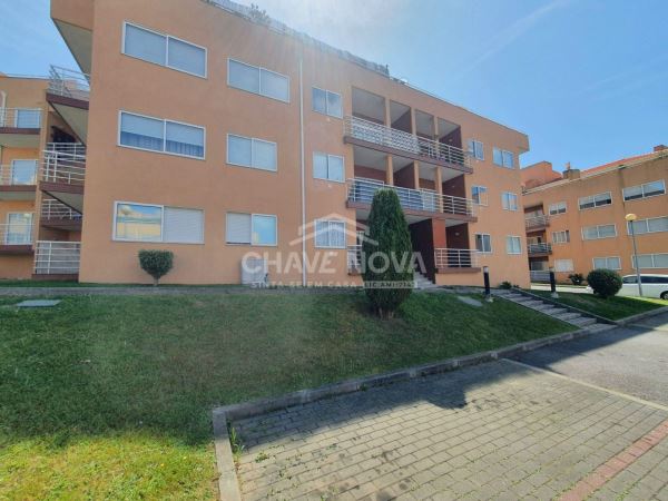 Apartamento T2 c/ Lugar de Garagem em Canelas (Edifício Prestige)