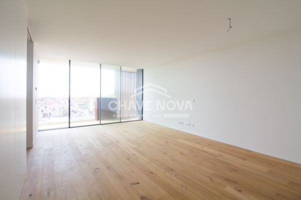 Apartamento T3 no centro de Espinho, penúltimo andar com vista Mar.