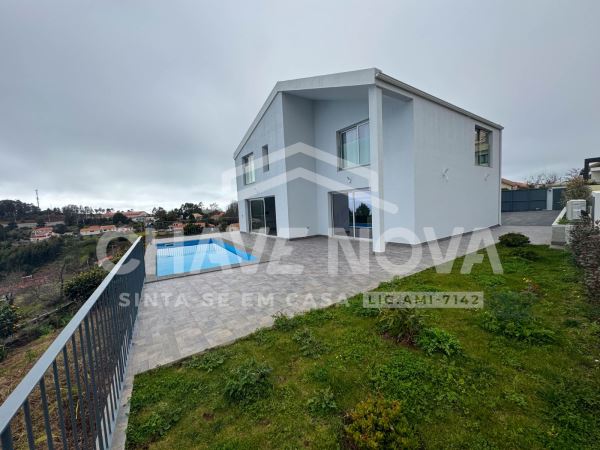 Moradia T3 Isolada na Calheta c/ Piscina para Venda