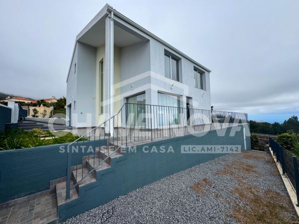 Moradia T3 Isolada na Calheta c/ Piscina para Venda