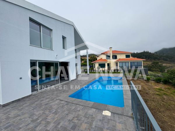 Moradia T3 Isolada na Calheta c/ Piscina para Venda