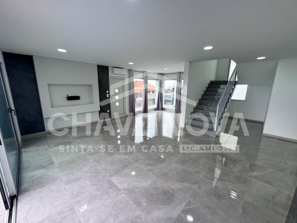 Moradia T3 Isolada na Calheta c/ Piscina para Venda