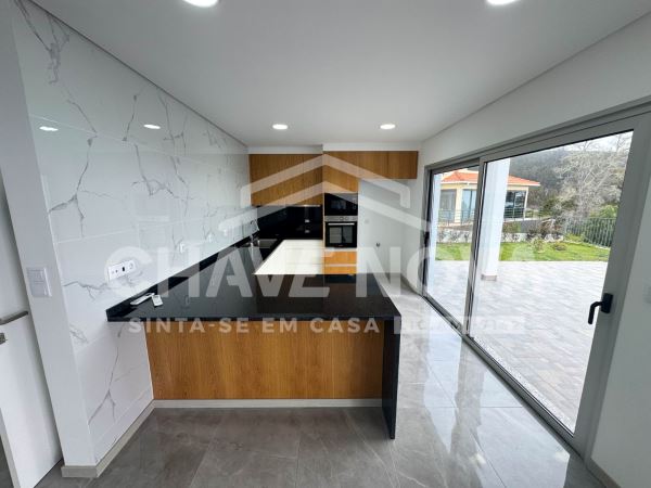 Moradia T3 Isolada na Calheta c/ Piscina para Venda