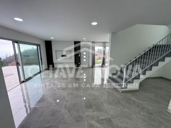 Moradia T3 Isolada na Calheta c/ Piscina para Venda