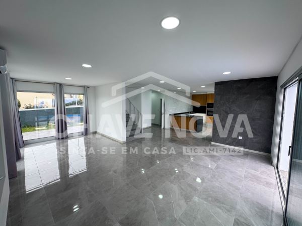 Moradia T3 Isolada na Calheta c/ Piscina para Venda