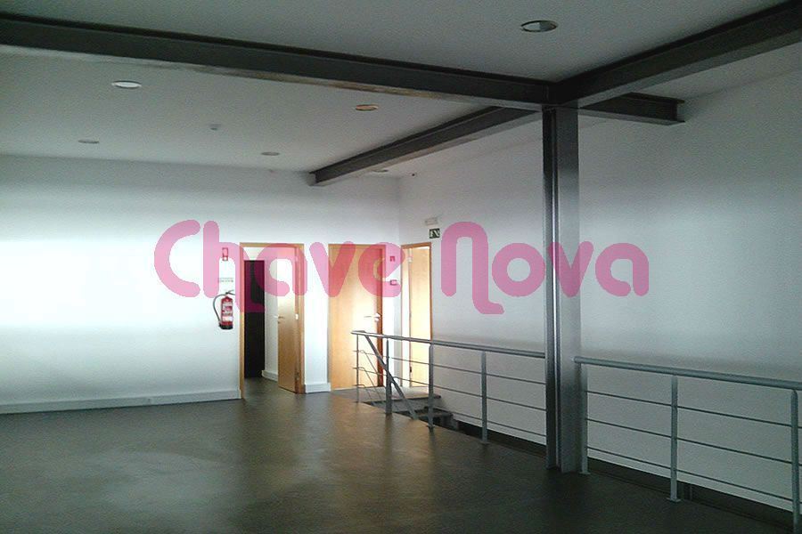 Armazém para Arrendamento em Sandim, Olival, Lever e Crestuma