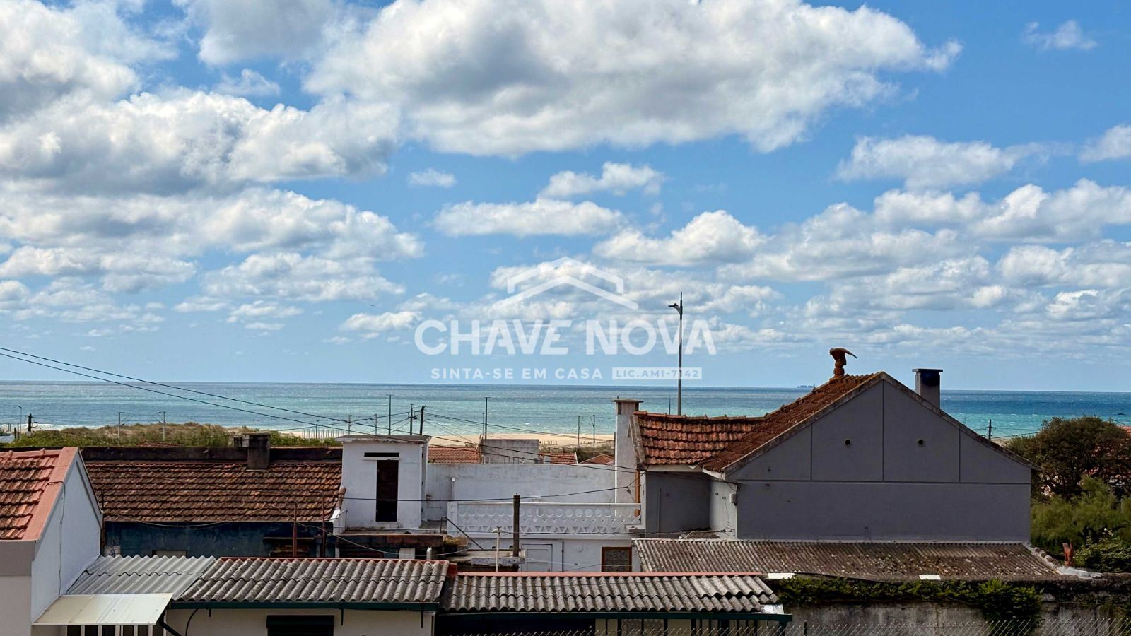Apartamento T2 em RC Elevado, com Terraço 72m2, situado em São Félix da Marinha, perto da Praia.