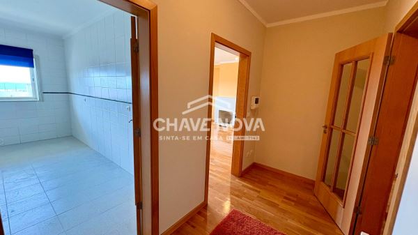 Apartamento T2 em RC Elevado, com Terraço 72m2, situado em São Félix da Marinha, perto da Praia.