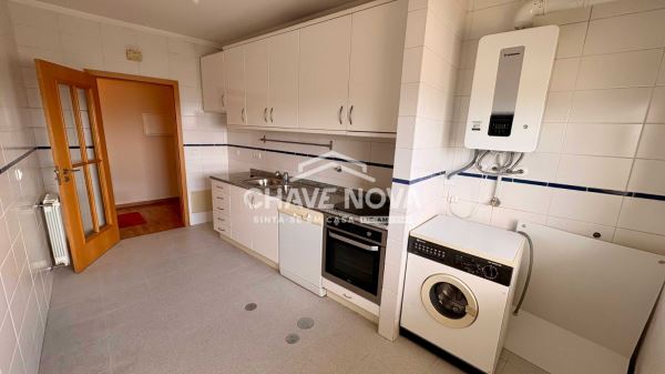 Apartamento T2 em RC Elevado, com Terraço 72m2, situado em São Félix da Marinha, perto da Praia.