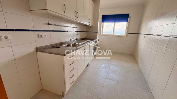 Apartamento T2 em RC Elevado, com Terraço 72m2, situado em São Félix da Marinha, perto da Praia.