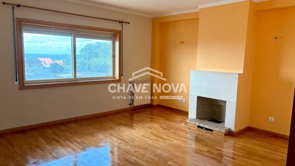 Apartamento T2 em RC Elevado, com Terraço 72m2, situado em São Félix da Marinha, perto da Praia.