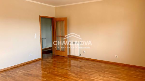 Apartamento T2 em RC Elevado, com Terraço 72m2, situado em São Félix da Marinha, perto da Praia.