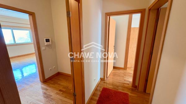 Apartamento T2 em RC Elevado, com Terraço 72m2, situado em São Félix da Marinha, perto da Praia.