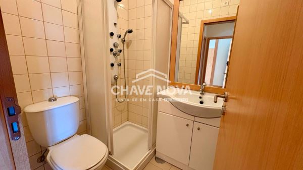 Apartamento T2 em RC Elevado, com Terraço 72m2, situado em São Félix da Marinha, perto da Praia.