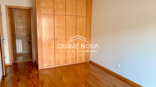 Apartamento T2 em RC Elevado, com Terraço 72m2, situado em São Félix da Marinha, perto da Praia.