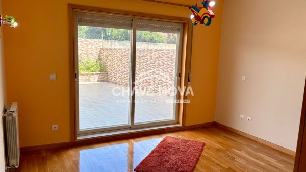 Apartamento T2 em RC Elevado, com Terraço 72m2, situado em São Félix da Marinha, perto da Praia.
