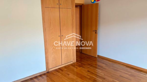Apartamento T2 em RC Elevado, com Terraço 72m2, situado em São Félix da Marinha, perto da Praia.