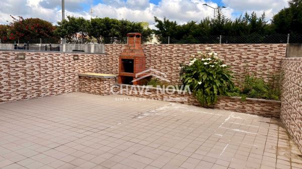 Apartamento T2 em RC Elevado, com Terraço 72m2, situado em São Félix da Marinha, perto da Praia.